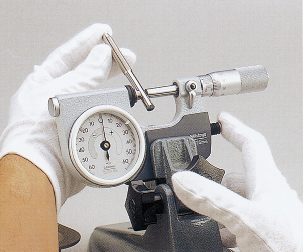 Mitutoyo Indicating Micrometer with Button Right 0-25mm 510-121